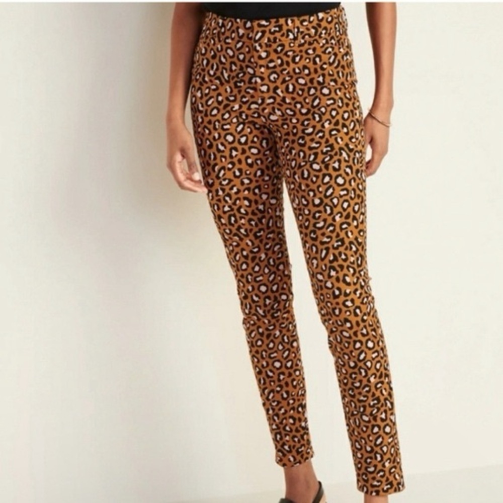 Old navy pixie ankle Leopard Print Pants size 10